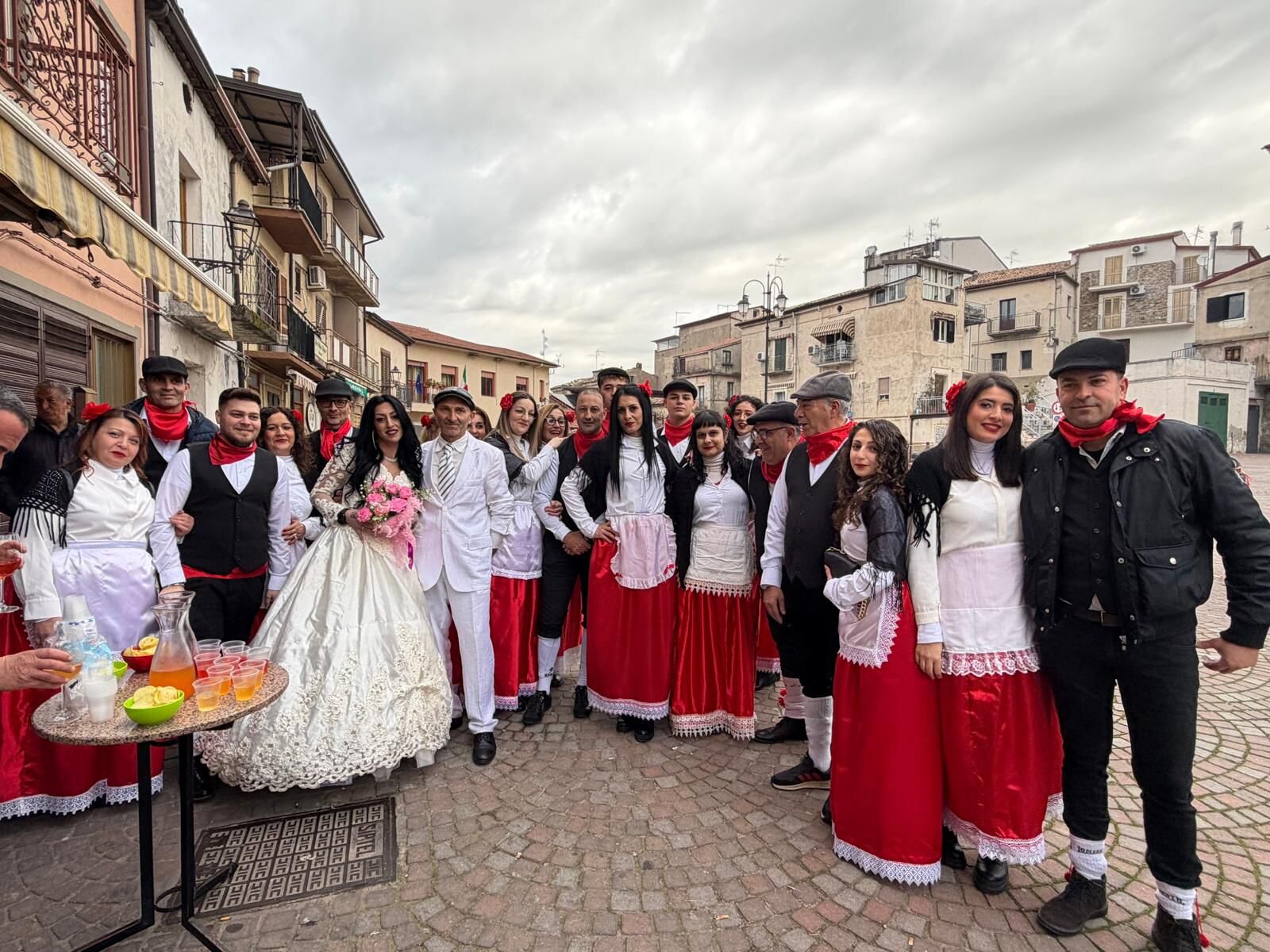 SUCCESSO PER IL CARNEVALE A CALOVETO: TRA QUADRIGLIA E SFILATE