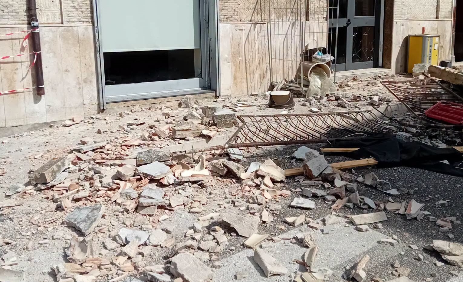 CO-RO, CROLLA TERRAZZO NELLA NOTTE: AUTO DANNEGGIATA, STRADA CHIUSA