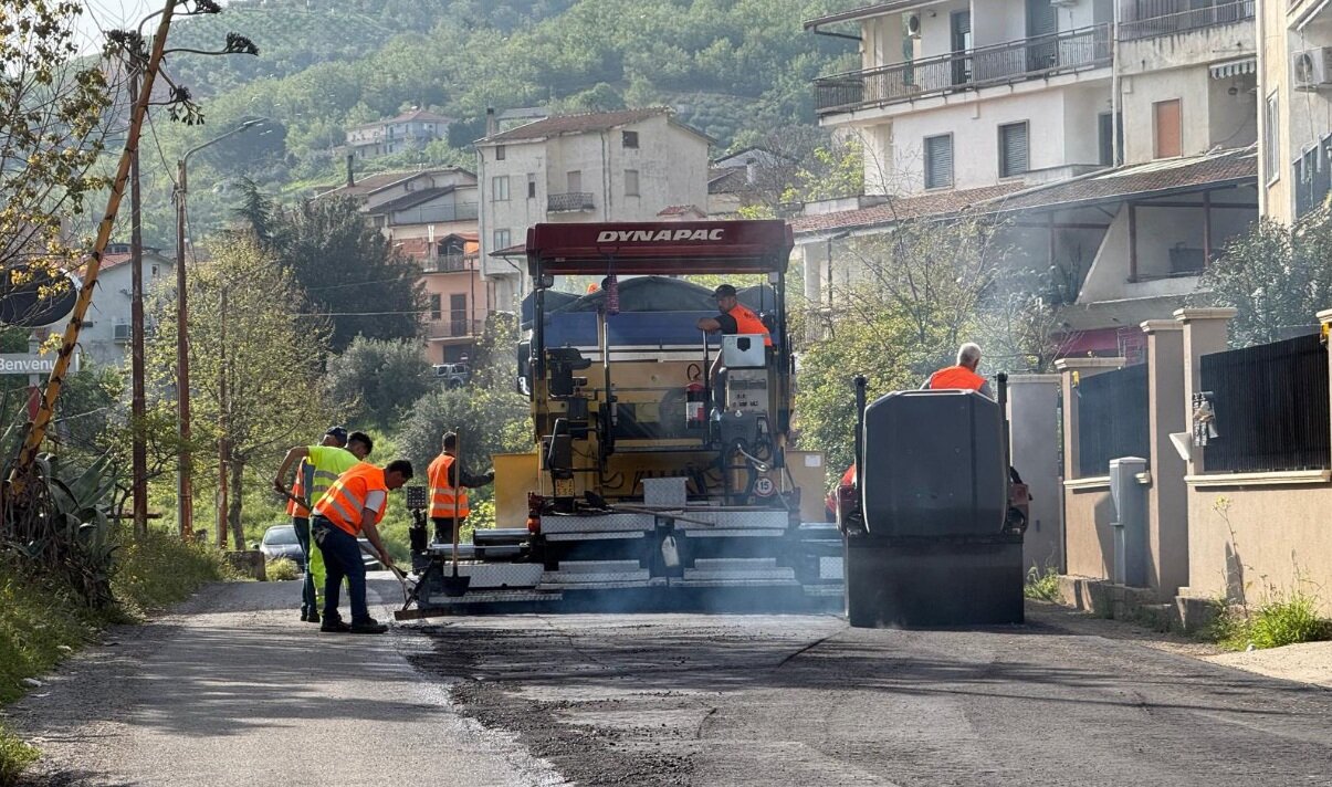 SAN DEMETRIO CORONE, AL VIA I LAVORI IN VIA CAMINONA: RESTYLING DELL’ASFALTO E RECUPERO DEI MOSAICI