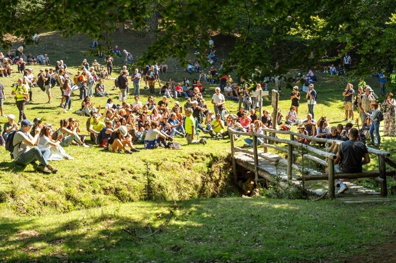 OPERA SILA, UN FIUME DI PERSONE ATTRAVERSA I BOSCHI Due giornate di musica, natura e storie: la Sila diventa un’esperienza collettiva