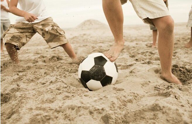SCHIAVONEA TENTA IL GUINNESS WORLD RECORD: MEGA PARTITA DI CALCIO SULLA SPIAGGIA