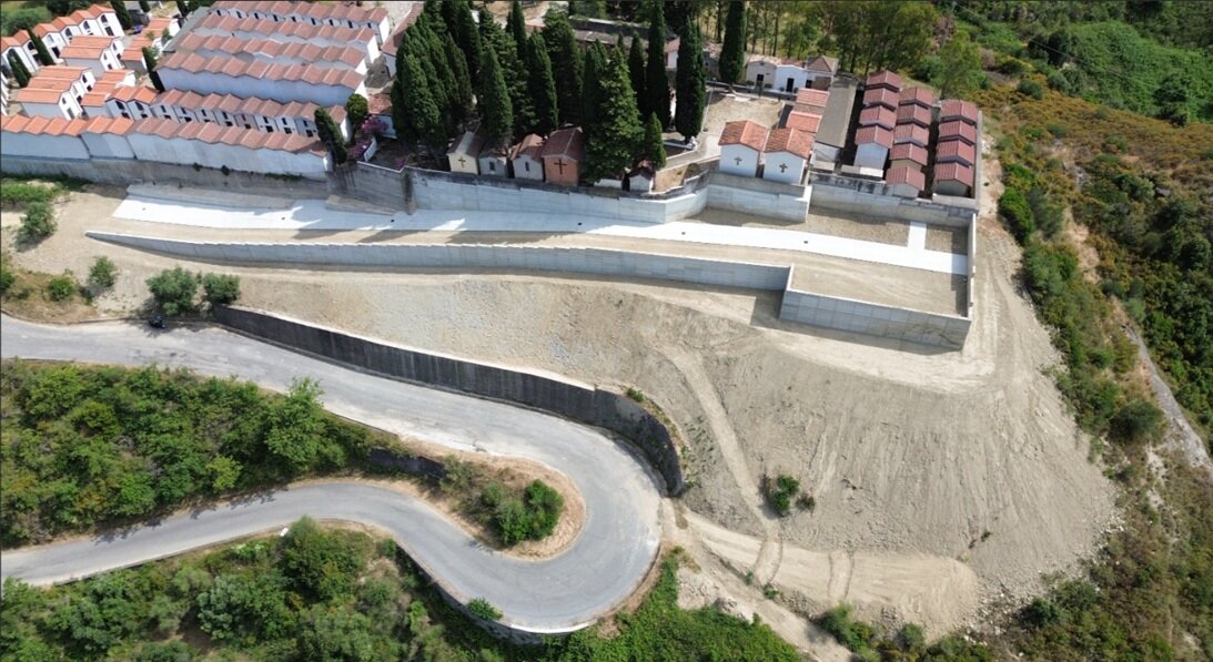 PIETRAPAOLA, COMPLETATO IL CONSOLIDAMENTO DEL VERSANTE A VALLE DEL CIMITERO COMUNALE PIETRAPAOLA, COMPLETATO IL CONSOLIDAMENTO DEL VERSANTE A VALLE DEL CIMITERO COMUNALE