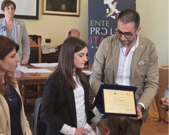 LOTTA A BULLISMO E CYBERBULLISMO, DA SARACENA UN MESSAGGIO DI CIVILT&Agrave;: PREMIATA ALUNNA