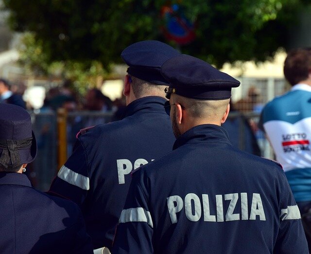 Crotone, aggressione a cinque poliziotti. Tignanelli (FSP Polizia): “Vicini ai colleghi, confidiamo nella loro professionalità e nell’attenzione del Questore Panvino”.