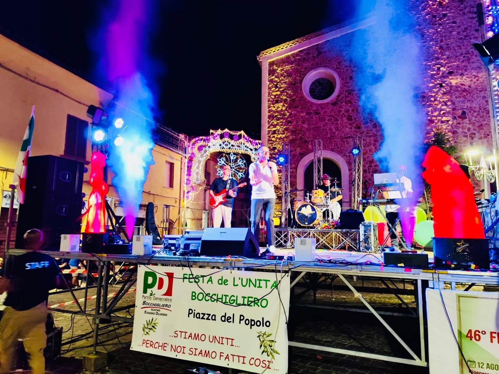 GIUSEPPE GRECO E LORENZA MARMO CAPRI BAND INFIAMMANO BOCCHIGLIERO: UNO SHOW TRAVOLGENTE