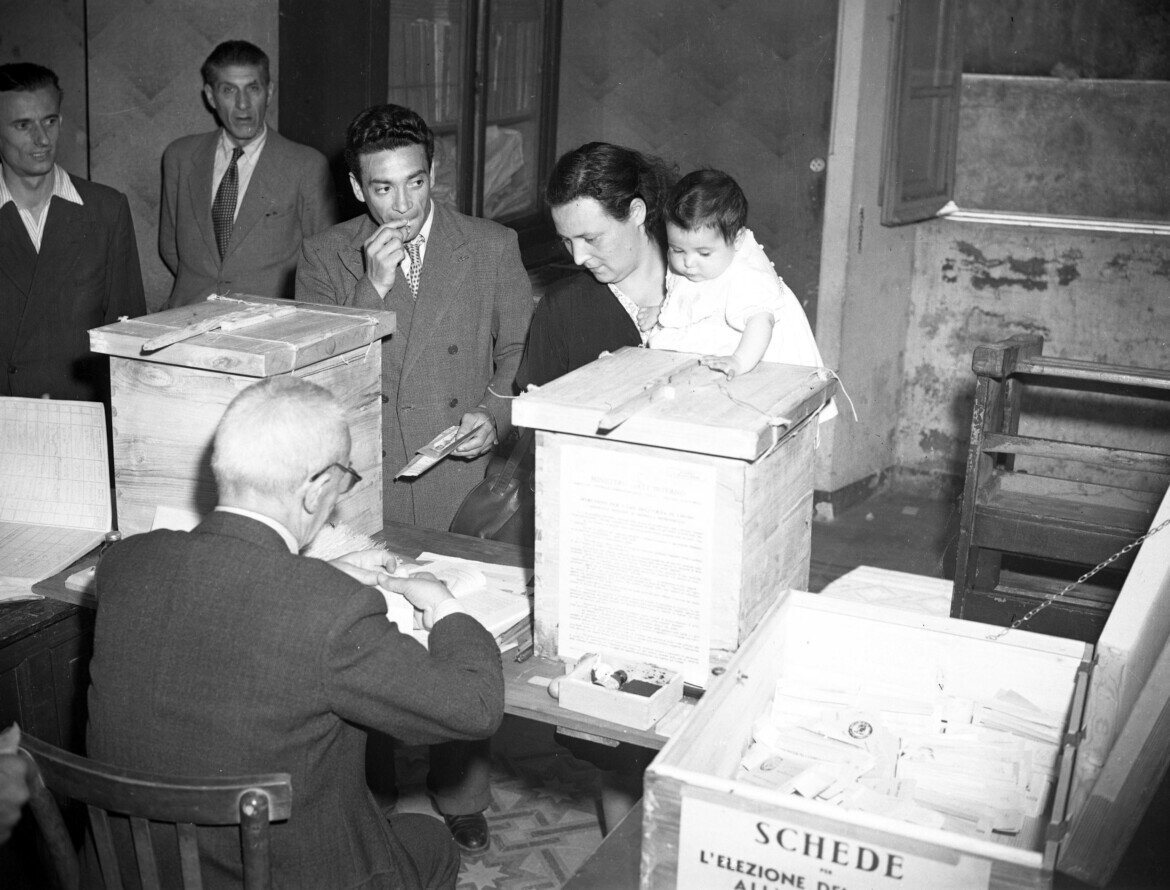 A CO-RO LA MOSTRA “LE DONNE DELLA REPUBBLICA” SULLE FACCIATE DI PALAZZO BIANCHI E PIAZZA SANTI ANARGIRI