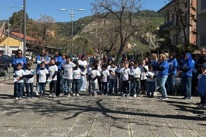 CASSANO, UNA PANCHINA BLU PER L’INCLUSIONE: GLI ALUNNI DEL PLESSO “G. CONTE” PROTAGONISTI