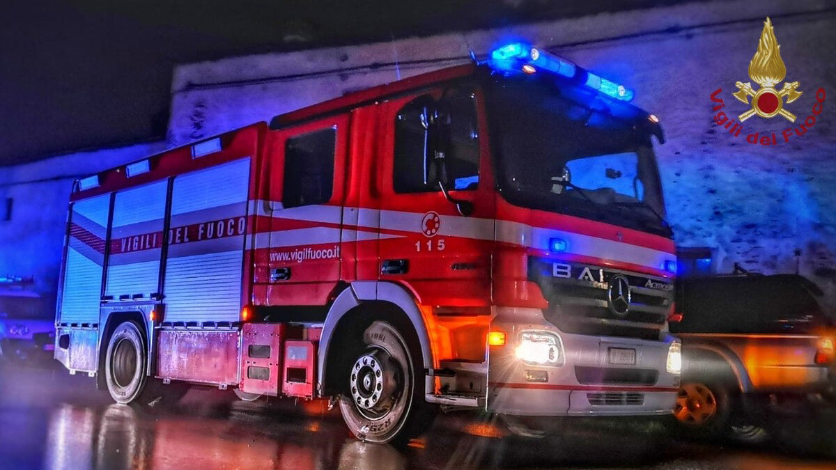 NOTTE DI PAURA A CROPALATI: UN INCENDIO DEVASTA UN'ABITAZIONE, SALVA LA PROPRIETARIA
