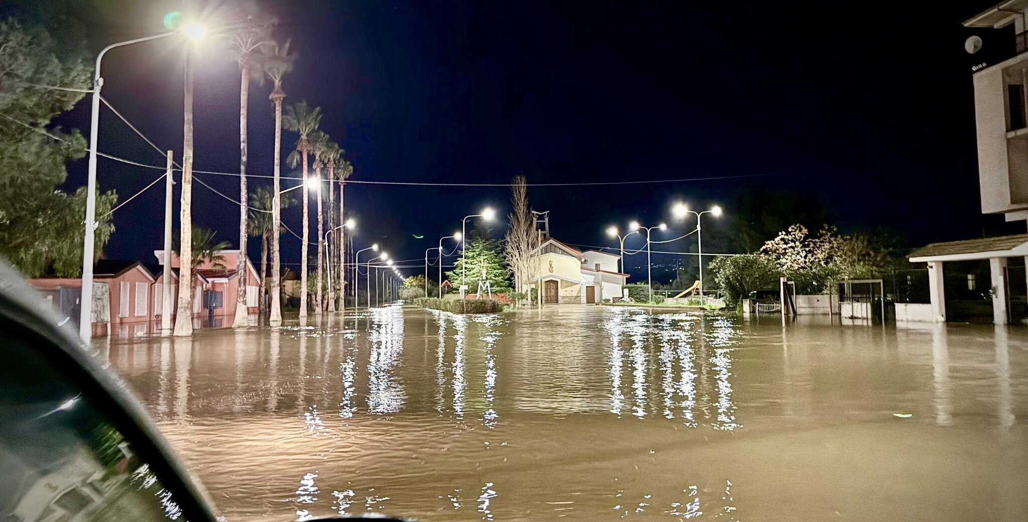IL CRATI HA ROTTO GLI ARGINI IN PIÙ PUNTI: NOTTE DI PAURA TRA CASSANO E CO-RO