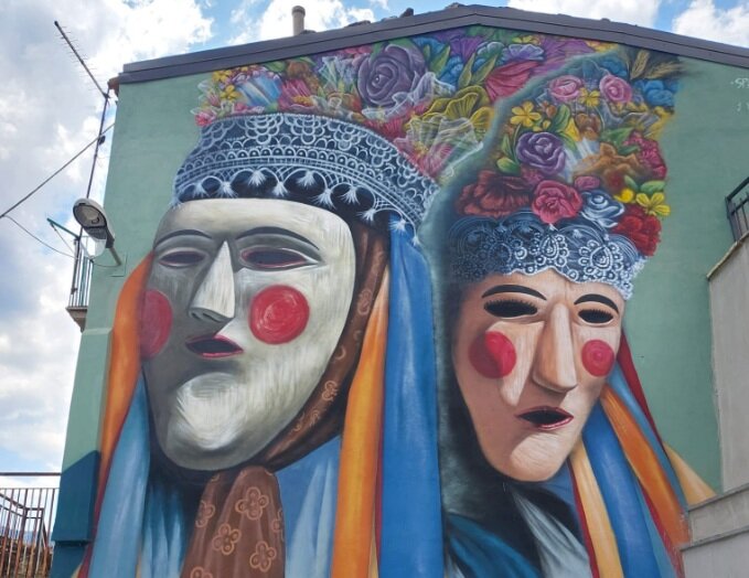 ALESSANDRIA DEL CARRETTO PUNTA SULL&rsquo;ARTE URBANA: AL VIA IL PROGETTO DEL MUSEO DELLE MASCHERE ALL&rsquo;APERTO