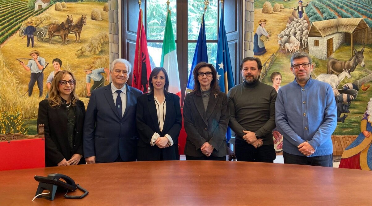 SAN DEMETRIO ACCOGLIE L’AMBASCIATRICE ALBANESE: RAFFORZATI I LEGAMI TRA STORIA E FUTURO