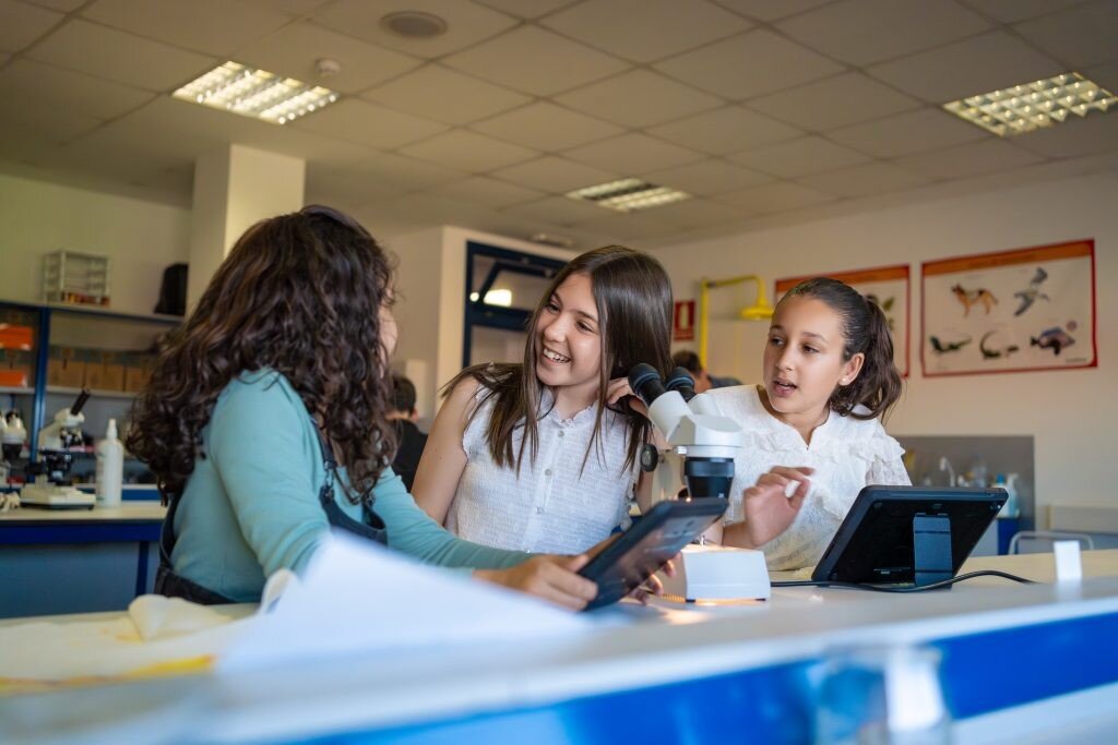 Educare alla libertà nell’era digitale e sociale: il patto tra scuola, famiglie e territorio