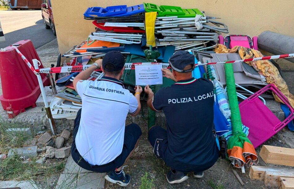 VILLAPIANA, OCCUPANO LA SPIAGGIA: INTERVIENE LA CAPITANERIA DI PORTO