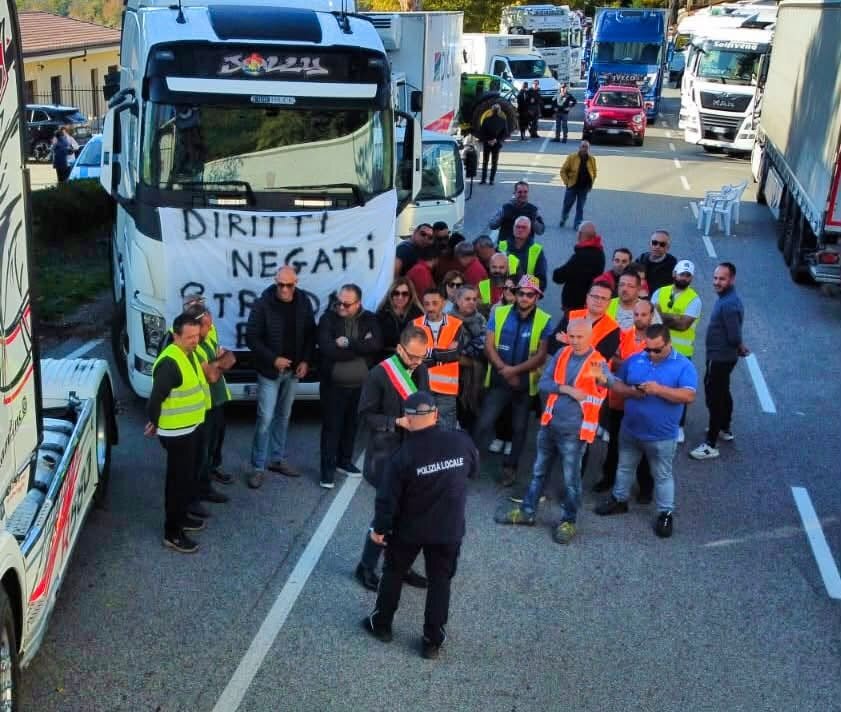 Paolo Pappaterra a Campotenese al fianco degli autotrasportatori: &laquo;Dietro quei camion fermi ho visto il volto di un&rsquo;Italia che soffre, ma non si arrende&raquo;