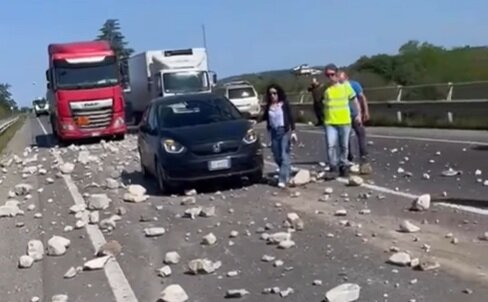 PAURA SULLA STATALE 106 A CORIGLIANO-ROSSANO: CAMION PERDE MATERIALE SULL&rsquo;ASFALTO E BLOCCA IL TRAFFICO
