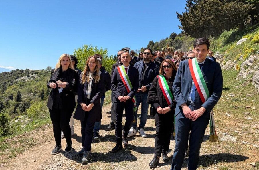 FEDE E TRADIZIONE ILLUMINANO CERCHIARA: AL SANTUARIO DELLE ARMI UNA GIORNATA DI INTENSA SPIRITUALITÀ