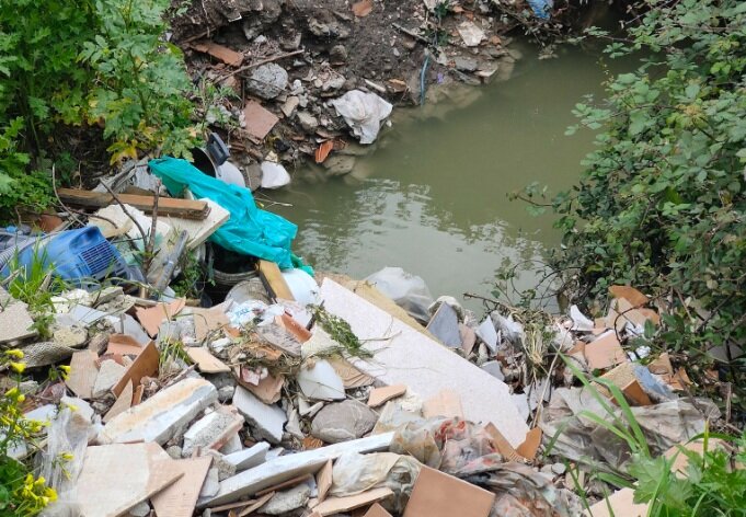 CARIATI, LE LAMPARE: “ACQUA NON POTABILE, PORTO CHIUSO E DEGRADO DIFFUSO”