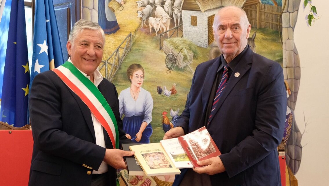 SAN DEMETRIO, IL CUORE ARBËRESHË TORNA A BATTERE: INAUGURATO IL NUOVO TEATRO DELLA COMUNITÀ