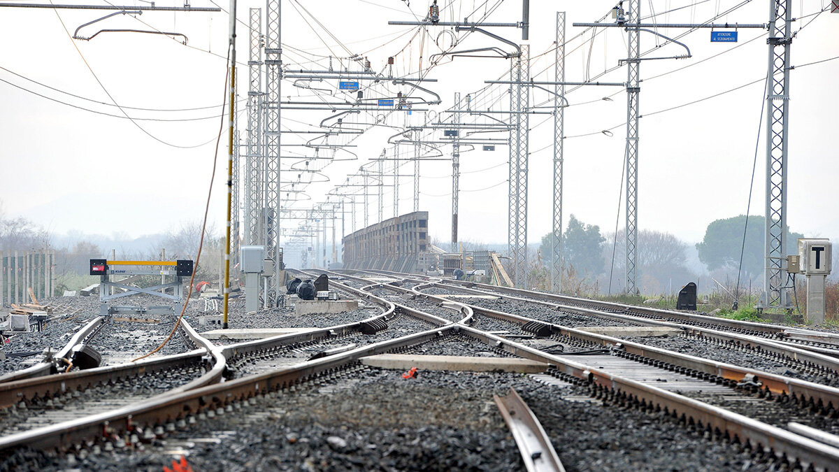 CAVI FERROVIARI TAGLIATI IN CALABRIA: TRENI IN TILT E INDAGINI DELLA PROCURA CAVI FERROVIARI TAGLIATI IN CALABRIA: TRENI IN TILT E INDAGINI DELLA PROCURA