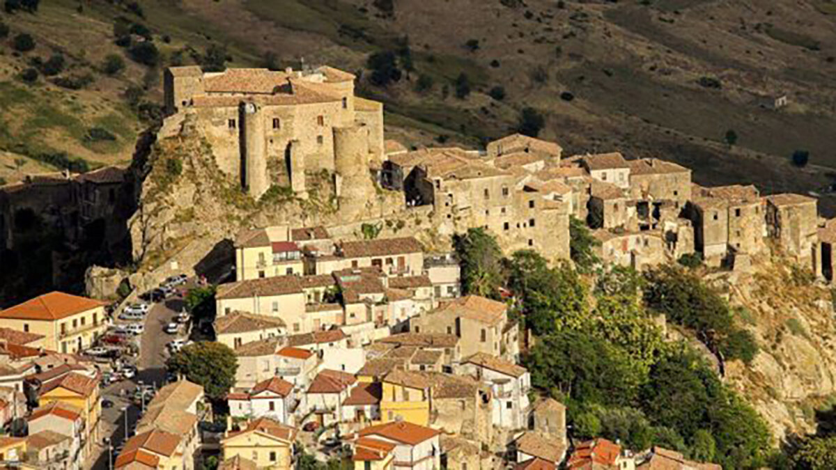 IL CASTELLO DI ORIOLO DIVENTA LABORATORIO DI ARTI, MUSICA E TRADIZIONI