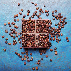 oe-21-040_chicchi_di_caff_in_scatola