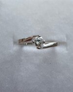 anello-in-oro-bianco-con-diamante-010