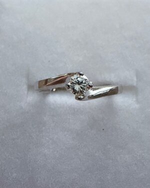 anello-in-oro-bianco-con-diamante-010