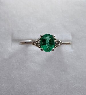 anello-in-oro-bianco-750-con-smeraldo