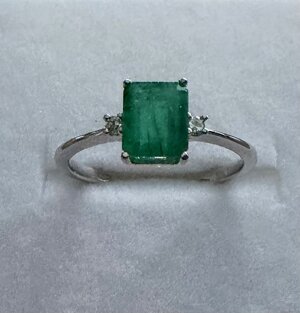 anello-in-oro-bianco-750-con-smeraldo-naturale