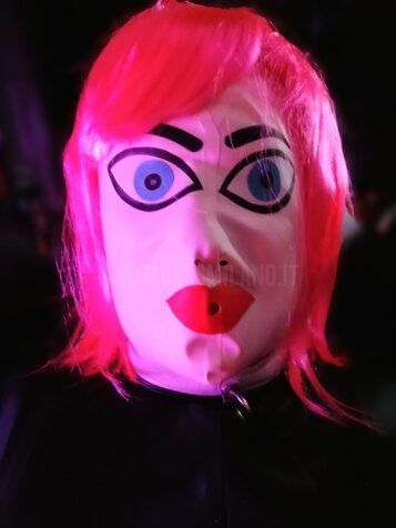 female latex mask per travestimento