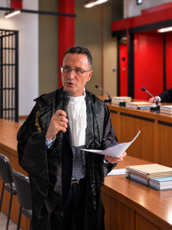 banco in legno esteso nell’aula di tribunale