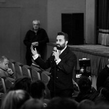 L'ULTIMO LENZUOLO BIANCO Lo spettacolo teatrale tratto dalla storia di Farhad Bitani L'ULTIMO LENZUOLO BIANCO Lo spettacolo teatrale tratto dalla storia di Farhad Bitani