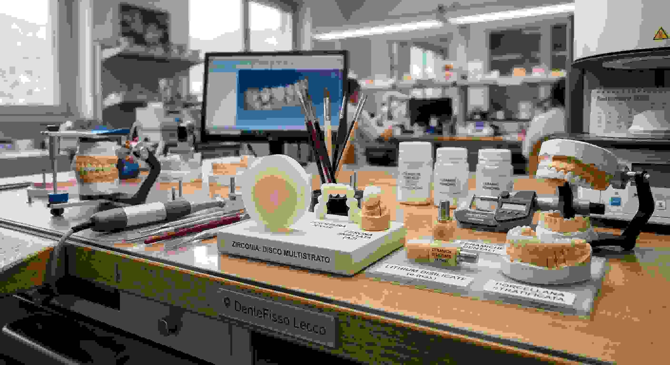 Zirconia o Ceramica? La Guida Definitiva ai Materiali Protesici (Senza Filtri di Marketing)