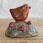 scultura-pettirosso-tra-i-fiori
