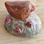 scultura-pettirosso-tra-i-fiori