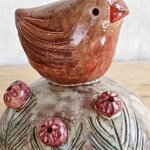 scultura-pettirosso-tra-i-fiori
