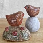 scultura-pettirosso-tra-i-fiori