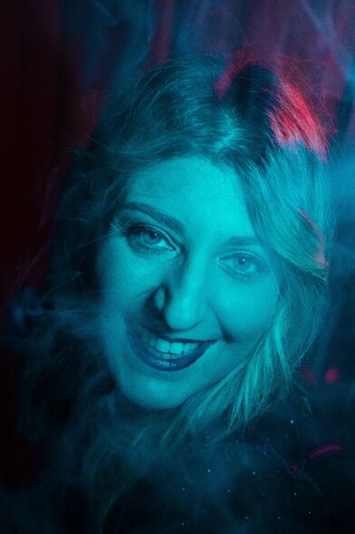 ritratto femminile con sorriso ritratto femminile con sorriso