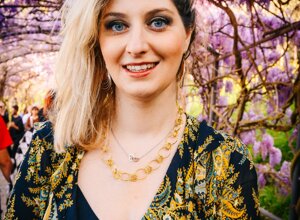 ritratto femminile con glicine ritratto femminile con glicine