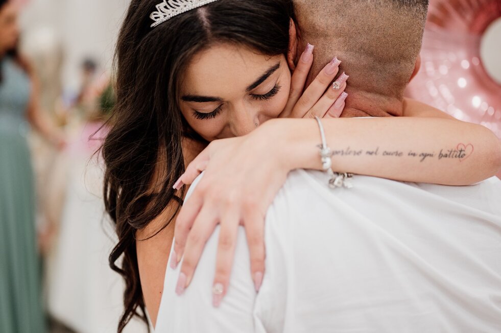 abbraccio con dettagli abbraccio con dettagli