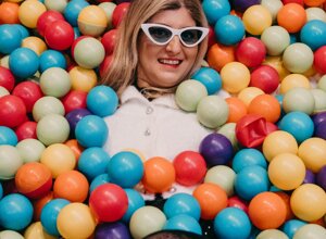 donna con sorriso a colori donna con sorriso a colori