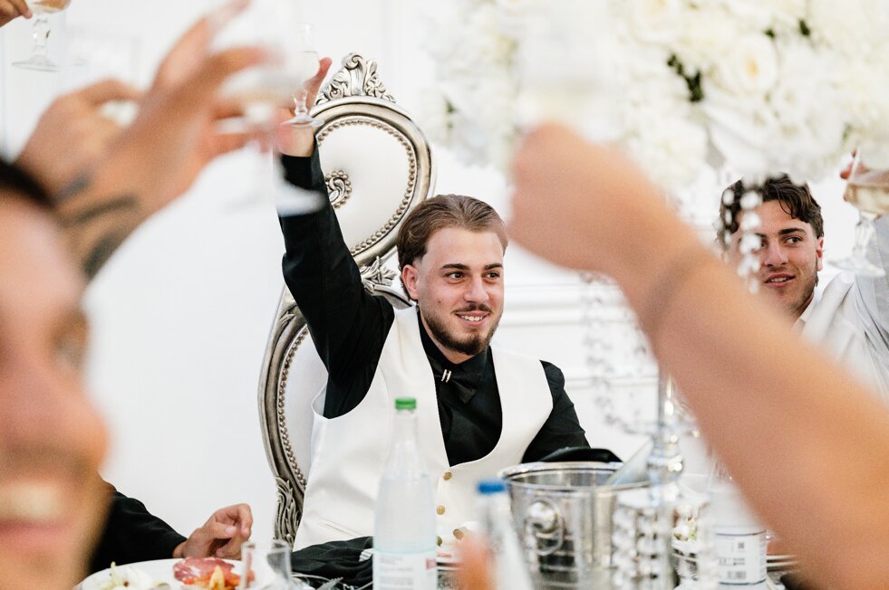 un brindisi al festeggiato un brindisi al festeggiato