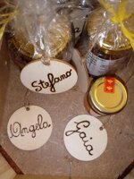 bomboniere-con-vasetti-da-50gr-di-miele-di-montagna-con-segnaposto-personalizzabile-in-legno