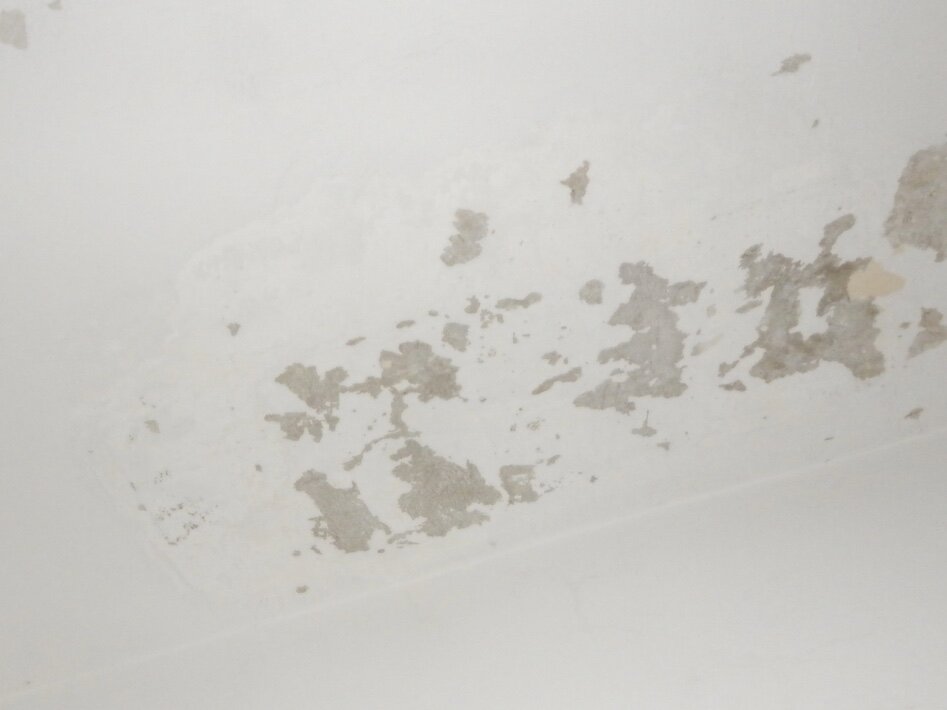 Caso studio: Macchie di umidità sul soffitto: infiltrazione o condensa? Il caso di un appartamento a Torino