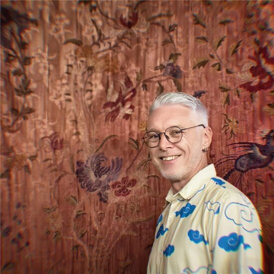 eyJlbiI6IkFhcm9uIEhvbG1lcyJ9