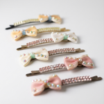 0825-card-con-6-molletta-cm-6-con-pietre-color-e-fiocco