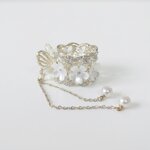 7485-fermacoda-pinza-metallo-argento-con-strass-e-fiori-bianchi-pendoli-perla