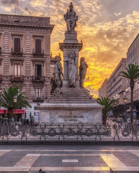 vincenzo bellini statua.jpeg