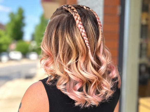 Capelli biondi ondulati con treccine rosa decorative Capelli biondi ondulati con treccine rosa decorative