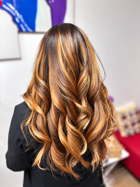 Capelli lunghi ramati con riflessi dorati e onde morbide Capelli lunghi ramati con riflessi dorati e onde morbide